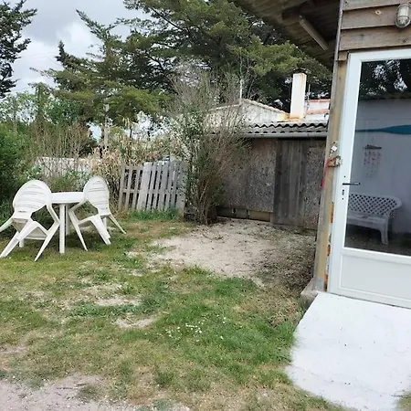 Chalet Au Bord De L'etang. 아파트 모기오