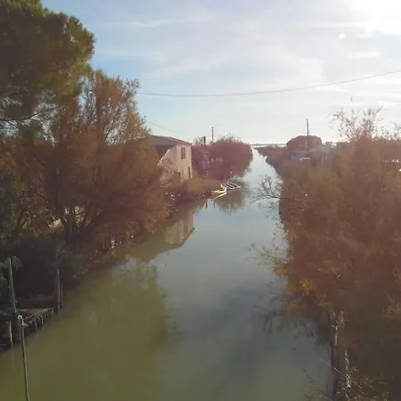 Chalet Au Bord De L'etang.